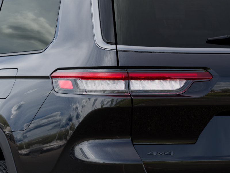 New 2026 Diamond Black Crystal Pearl-Coat Exterior Paint Jeep Laredo Altitude image 9